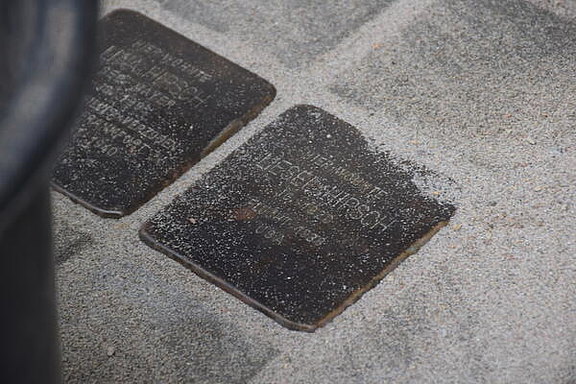Das Bild zeigt die Stolpersteine zur Erinnerung an Lina Hirsch, Liesel Hirsch und Gustav Hirsch
